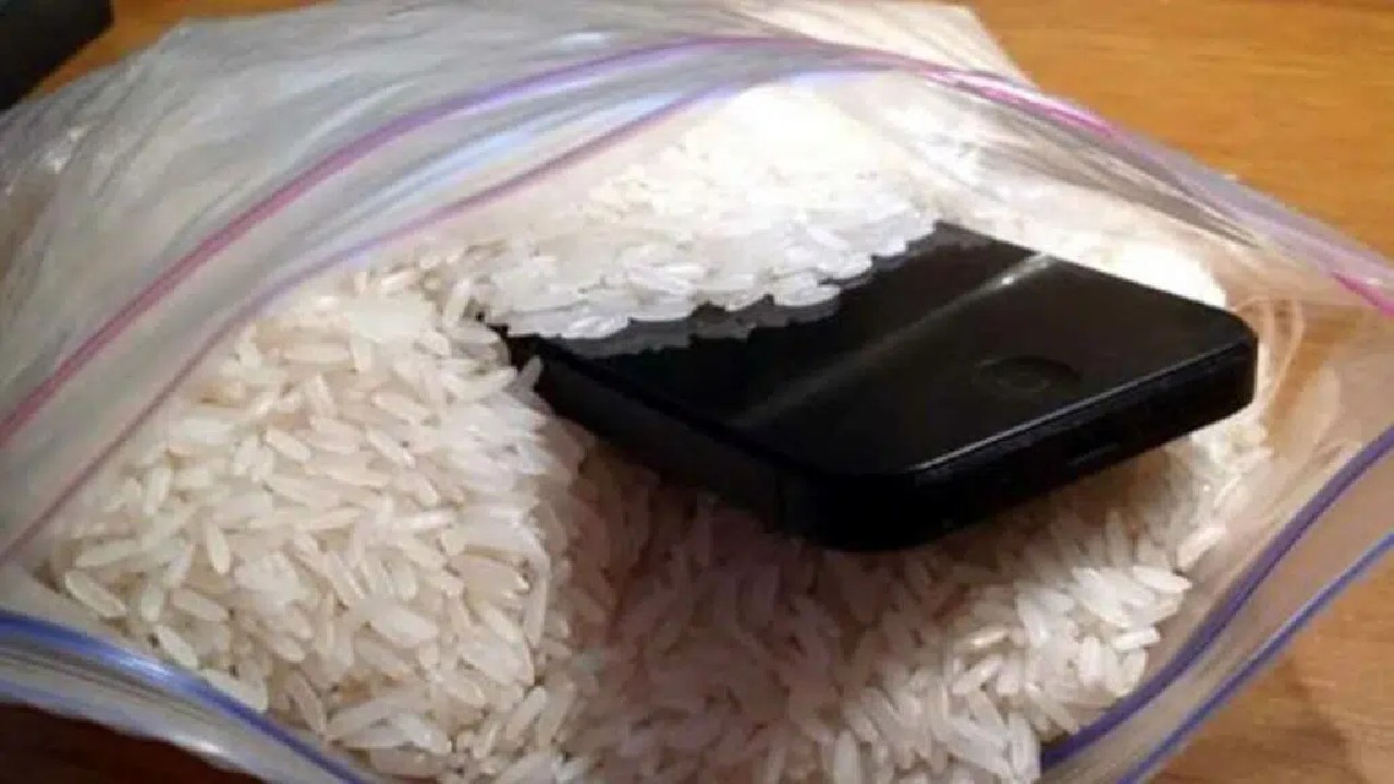 Save Phone From Water By Dry Rice